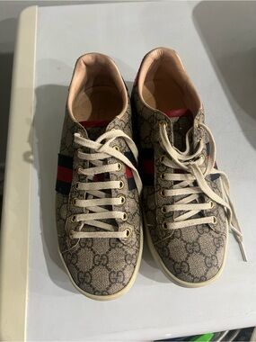 Gucci GG Supreme Low-Top Sneakers in Beige with Red & Green Web